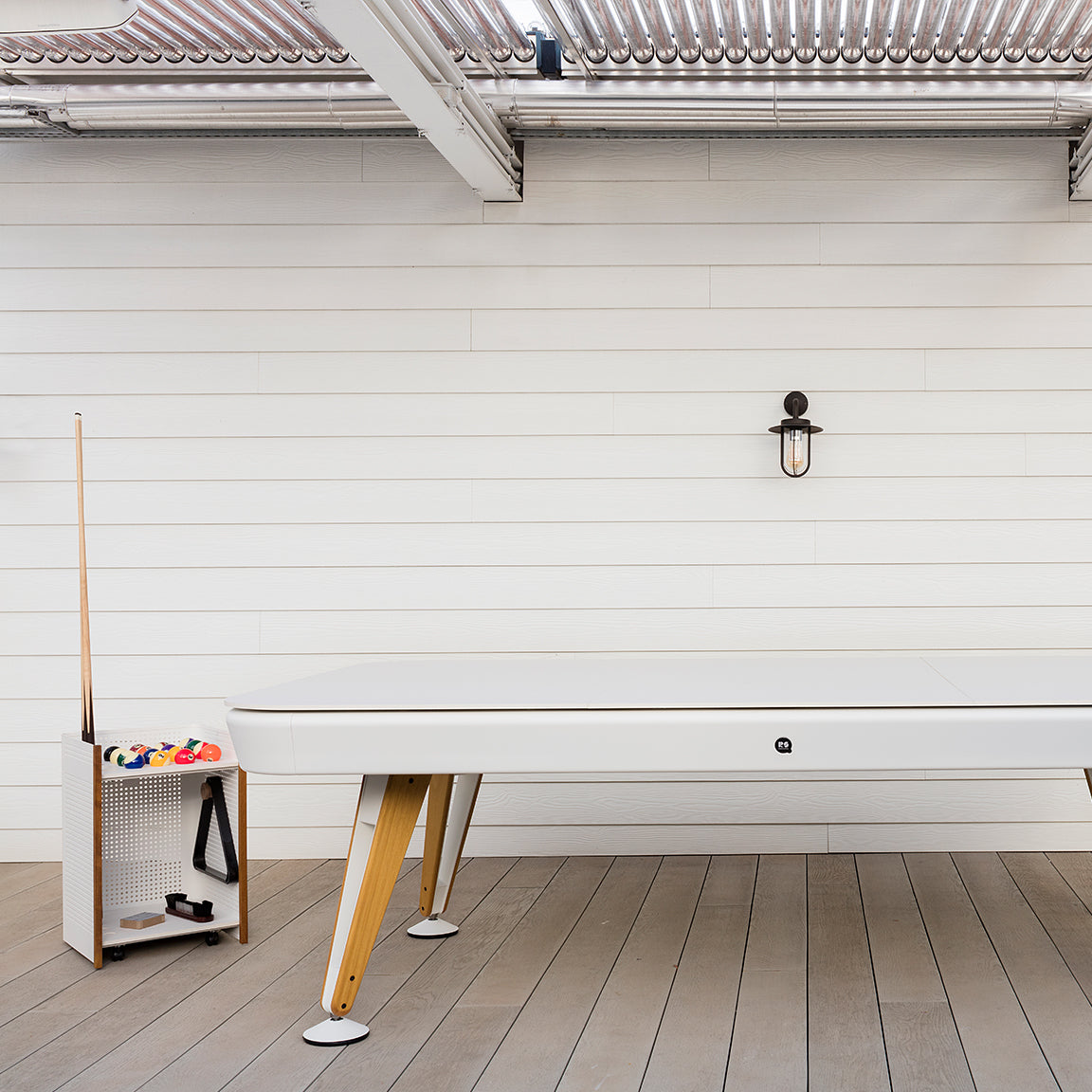 RS Barcelona Mou Outdoor Floor Cue Rack - White