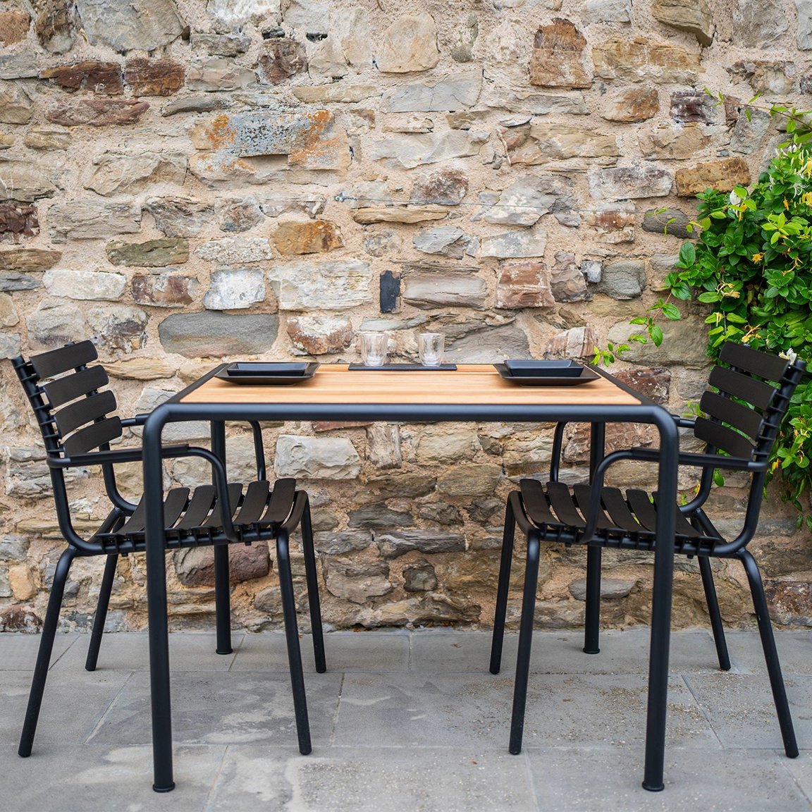 Houe Reclips and Avanti Bistro Set