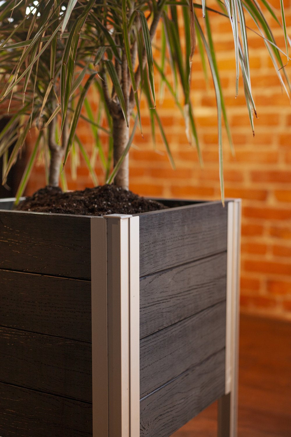 Vita Urbana 18"x18" Gray Raised Planter